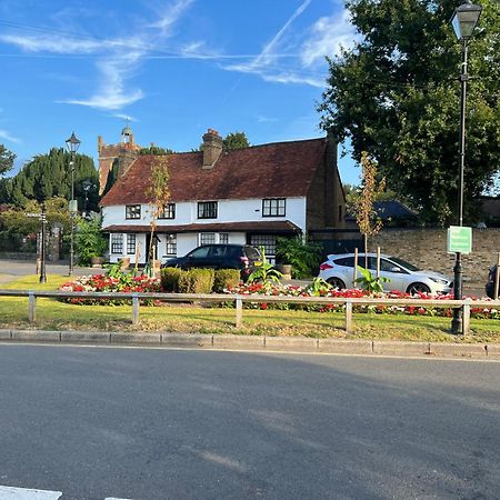 Harmondsworth Hall 외부 사진